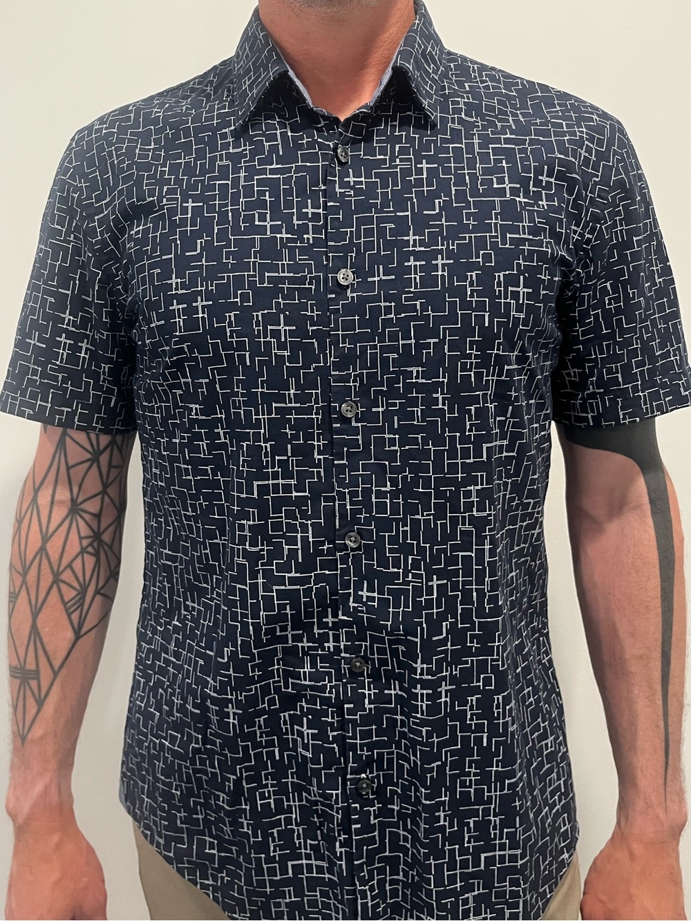 🖤Hugo Boss | Size L | Navy Short-Sleeve Button-Down with White Geometric Print